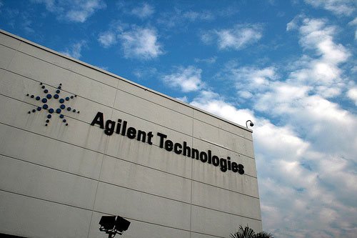 Логотип Agilent Technologies на здании завода